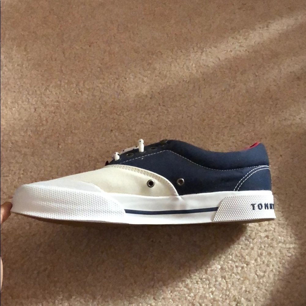 Tommy Hilfiger causal walking shoe